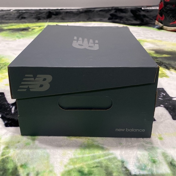 New balance white and green size 10 worn once box has a little damage to it. - Picture 4 of 14